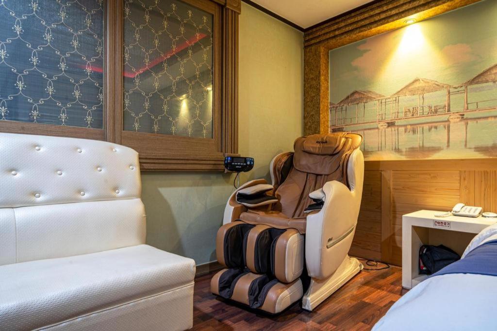 Sky Hotel Changwon Exterior foto