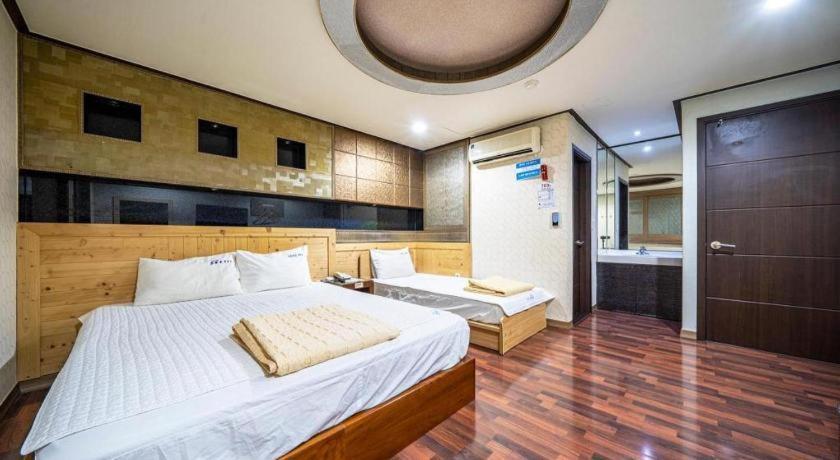 Sky Hotel Changwon Exterior foto
